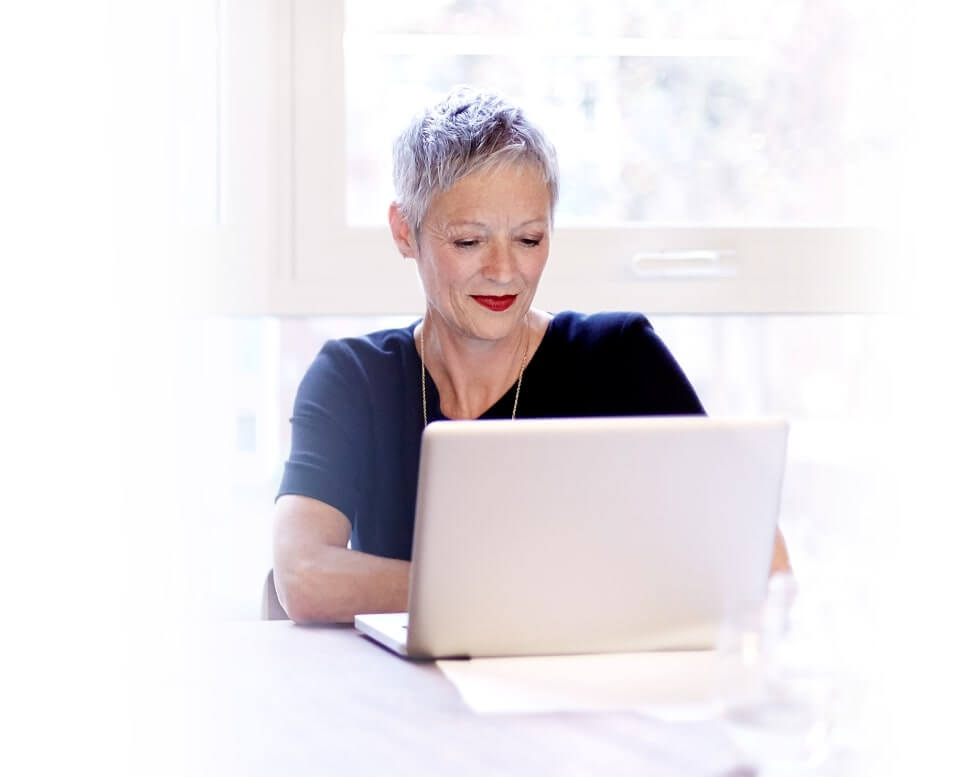 Mujer trabajando en laptop